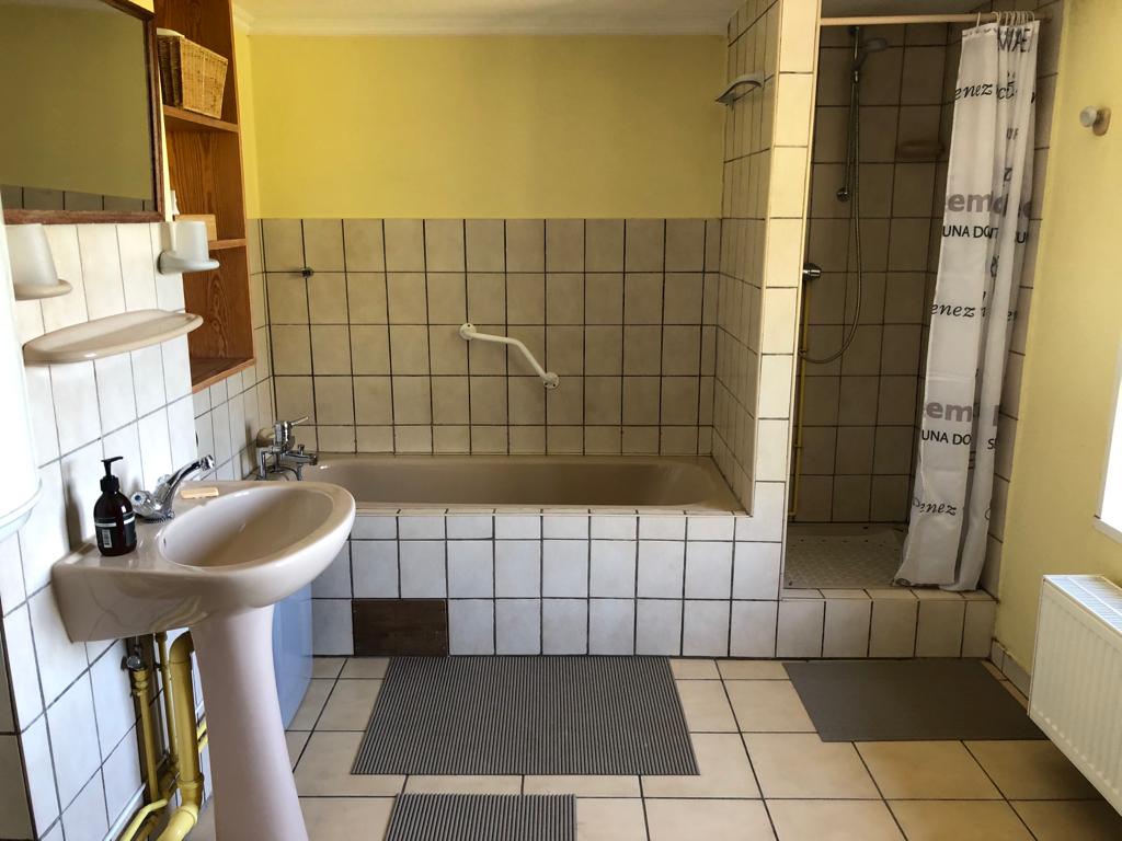 L’attribut alt de cette image est vide, son nom de fichier est salle-de-bain-2.jpg.